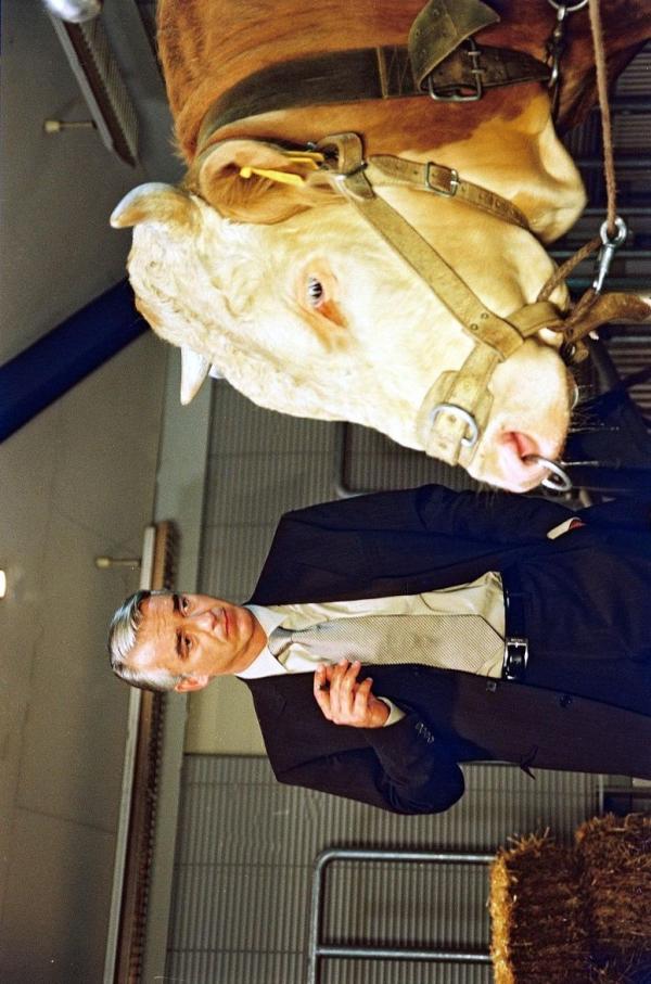 Bild 1 von 14: Felix (Christoph M. Ohrt) ist völlig perplex, als er entdeckt, dass sein geliebter Stier sprechen kann ...