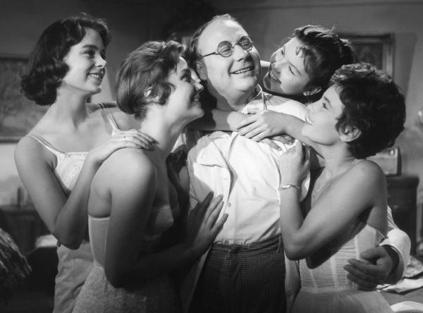 Bild 1 von 2: Bäckermeister Friedrich Schiller (Heinz Erhardt wird von seinen erwachsenen Töchtern Lene (Renate Küster, li.), Regine (Nora Minor, 2. v. re.), Thea (Corny Collins) und Luise (Gabriele Steffan) umschwärmt.
