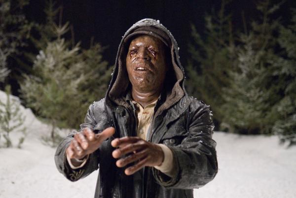 Bild 1 von 3: Der düstere Wald hält viele erschreckende Gefahren bereit. Als ein Fremder (Donny Lucas) völlig vereist und hilflos auf das Auto zuläuft, erwartet die Insassen eine böse Überraschung.