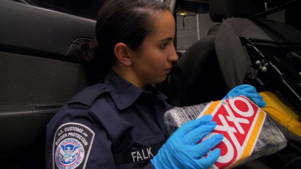 Bild 1 von 1: Frisch ausgebildet und im Einsatz: Die Beamtin zeigt bei einer Kontrolle ihr Können.