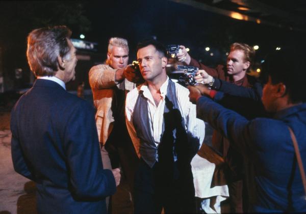 Bild 1 von 7: Um seinen Freund Tommy (Danny Aiello, l.) zu schützen, begibt sich Meisterdieb Hudson Hawk (Bruce Willis, M.) auf Diebestour. Schon bald hat er die Polizei, die Mafia und den Vatikan im Nacken sitzen ...