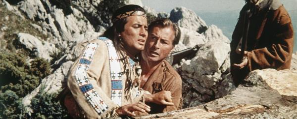 Bild 1 von 9: Winnetou (Pierre Brice, l.) und Old Shatterhand (Lex Barker, r.) geraten in einen Hinterhalt, aus dem es keinen Ausweg zu geben scheint ...