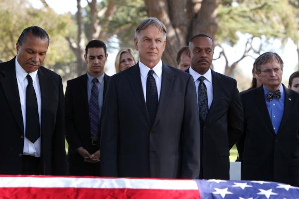Bild 1 von 13: Ein schwerer Weg: Gibbs (Mark Harmon, vorne M.) bei der Beisetzung seines Vaters. Freunde und Weggefährten stehen ihm zur Seite: Leroy Jethro Moore (Billy Dee Williams, l.), Leon Vance (Rocky Carroll, 2.v.r.) und Dr. Mallard (David McCallum, r.) ...