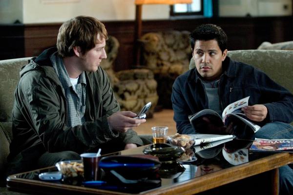 Bild 1 von 19: Als die Studenten Paxton (Jay Hernandez, r.) und Josh (Derek Richardson, l.) von einem Hostel in Slowenien erfahren, wo sich die heiße und willige Damen aufhalten, beschließen sie, ihre Reiseroute zu verändern. Ein fataler Fehler ...