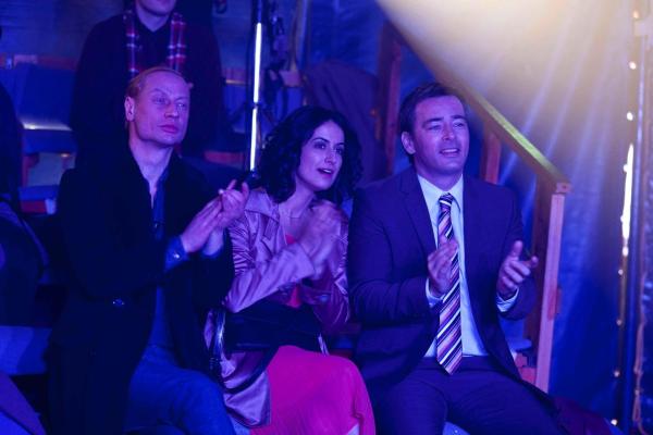 Bild 1 von 17: Sind auf die besondere Zirkusvorstellung gespannt: Weddingplaner Manfred (Victor Schefé, l.), Elli (Sanam Afrashteh, M.) und Olli (Jan Sosniok, r.) ...