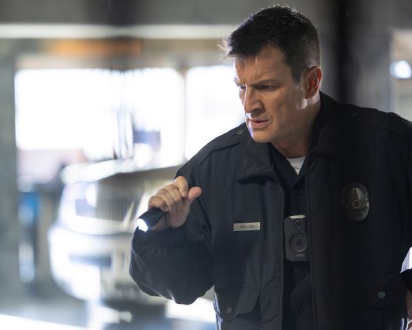 Bild 1 von 3: Nach einem eingegangenen Notruf macht John (Nathan Fillion) vor Ort eine schockierende Entdeckung.