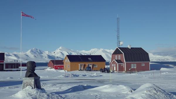 Bild 1 von 6: Ny-Ålesund auf Spitzbergen ist die nördlichste Siedlung der Welt. Die Häuser sind größtenteils Forschungsstationen, die Bewohner Wissenschaftler.