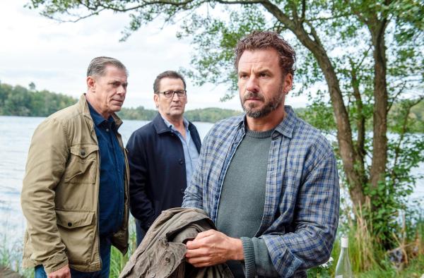 Bild 1 von 7: Im Bild: Die Kommissare Finn (Sven Martinek, l.) und Lars (Ingo Naujoks, M.) überbringen dem Bootsverleiher Anton Lücke (Stephan Luca, r.) die Nachricht, dass die Freundin seines Sohnes tot aufgefunden wurde.