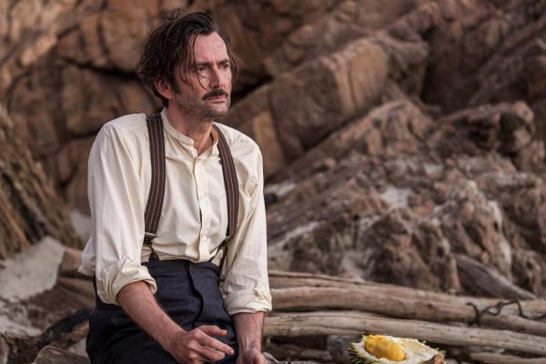 Bild 1 von 11: Phileas Fogg (David Tennant) realisiert, dass sein alter Freund Bellamy aus dem Londoner Reform Club ihn immer nur schlecht behandelt hat, während Abigail Fix und Passepartout, an deren Loyalität er zweifelte, seine wahren Freunde sind.