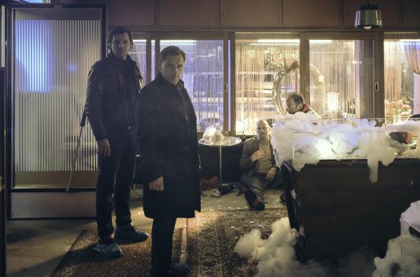 Bild 1 von 24: Im Bild: Als Sebastian Bootz (Felix Klare) und Thorsten Lannert (Richy Müller) am Tatort eintreffen, ist Juwelier Hager (Jevgenij Sitochin) kurz vor einem Herzanfall, weil er überfallen und eine Kundin getötet wurde.
