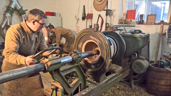 Bild 1 von 1: In der Münchener Fassmacherei schleift Scheffler Jörg Schnepper die Längshölzer der zukünftigen Bierfässer, um die Unebenheiten im Holz zu entfernen.