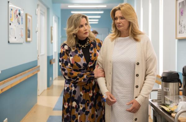 Bild 1 von 13: Sarah Marquardt (Alexa Maria Surholt, li.) findet Yvonne Habermann (Maren Gilzer, re.), eine ehemalige Pflegekraft der Sachsenklinik, ziemlich verwirrt auf.