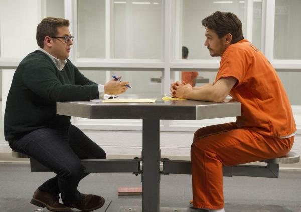 Bild 1 von 6: Der verurteilte, angebliche Mörder Christian Longo (James Franco, r.) möchte endlich die Wahrheit über den Tod seiner Familie ans Licht bringen, doch er hat eine Bedingung. Er will die Wahrheit lediglich dem jüngst entlassenen Journalisten Michael Finkel (Jonah Hill, l.) anvertrauen. Doch warum?