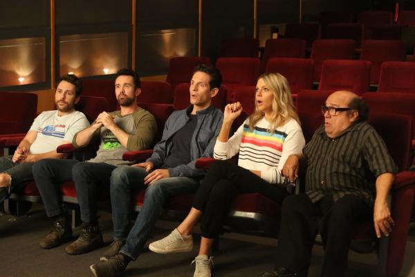 Bild 1 von 7: (v.l.n.r.) Charlie Kelly (Charlie Day); Mac (Rob McElhenney); Dennis Reynolds (Glenn Howerton); Dee Reynolds (Kaitlin Olson); Frank Reynolds (Danny DeVito)