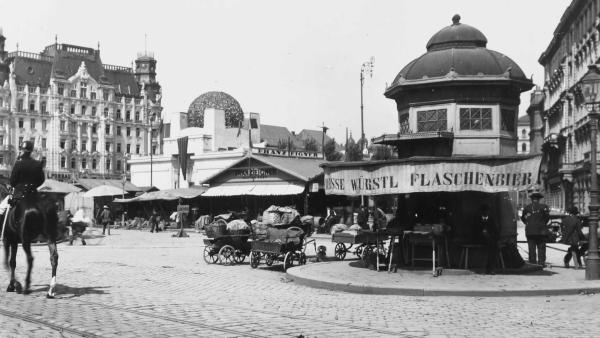 Bild 1 von 20: Im Bild: Naschmarkt, Würstelstand.