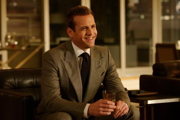 Bild 1 von 2: Harvey (Gabriel Macht) ist glücklich. Nach vielen Jahren der Spannung und Zurückhaltung sind Donna und er nun ein Liebespaar. Noch weiß er nicht, dass sein Zusammentreffen mit Donnas Vater komplizierter sein wird als erwartet.