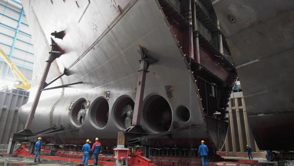 Bild 1 von 3: In der Meyer Werft in Niedersachsen wird die 42 Meter breite AIDAnova gebaut.