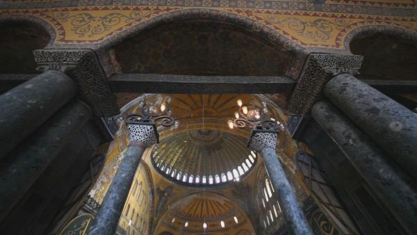 Bild 1 von 2: Die Kuppel der Hagia Sophia ist ein architektonisches Meisterwerk, das sogar als achtes Weltwunder bezeichnet wurde.