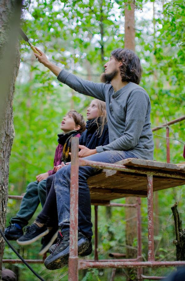 Bild 1 von 6: Piotr Pi?asiewicz und seine Kinder Henio und Henia bringen ihr Zeichen am Baum an. Piotr ist nach dem Studium in der Stadt mit seiner Familie in den Wald seiner Kindheit zurückgekehrt.