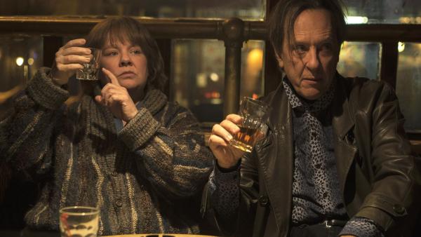 Bild 1 von 8: Lee Israel (Melissa McCarthy, l.); Jack Hock (Richard E. Grant, r.)