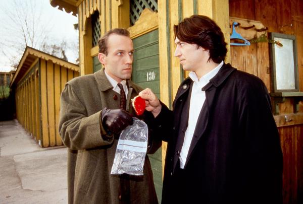 Bild 1 von 7: Im Bild: Mit Hilfe von Rex haben Kommissar Richie Moser (Tobias Moretti, re.) und Ernst Stockinger (Karl Markovics) die Geldbörse des ertrunkenen Mädchens gefunden.