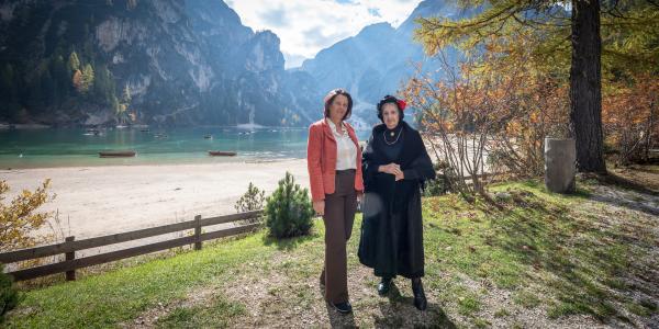 Bild 1 von 1: Die Ururenkelin von Emma Hellenstainer mit der Darstellerin Liz Marmsoler vor dem Pragser Wildsee. 2026-10-18