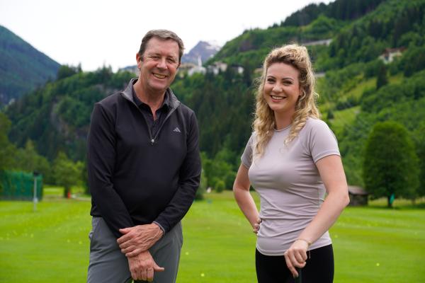 Bild 1 von 7: Heimatleuchten Moderatorin Sarah Pernerstetter mit Golflehrer Adam Fisher, während ServusTV's Heimatleuchten \