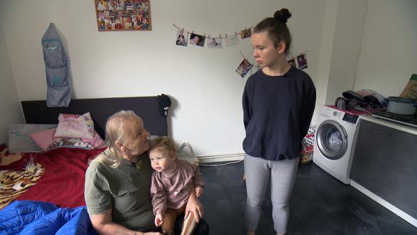 Bild 1 von 3: Petra (li.) stattet Lisa einen spontanen Besuch ab. Sie hat ihre Enkelin und Urenkelin Prya schon seit zwei Monaten nicht mehr gesehen und ist etwas aufgeregt.