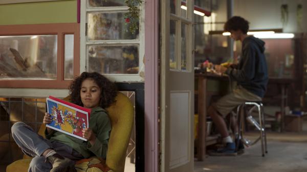 Bild 1 von 3: David lässt Saïd nicht beim Reparieren helfen.