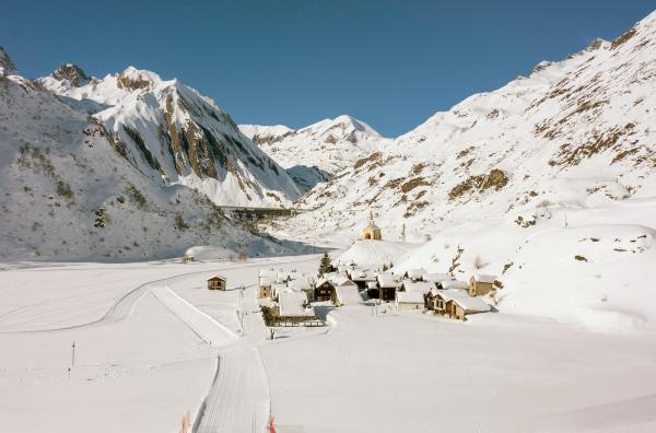 Bild 1 von 4: Panoramablick auf Riale im äußersten Norden des Ossolatals: Im Hintergrund ist der Morasco-Staudamm zu sehen.