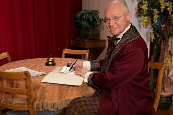 Bild 1 von 18: Professor und Autor des Stücks \