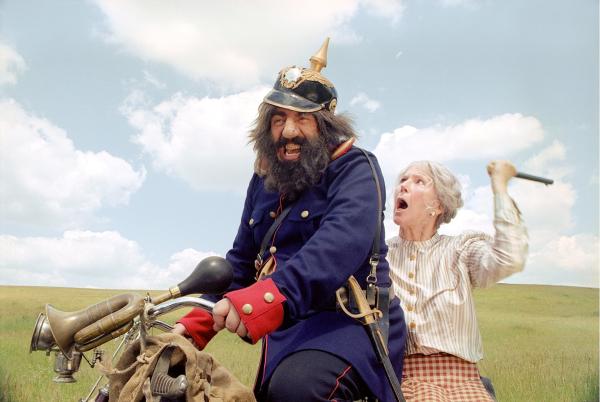 Bild 1 von 8: Räuber Hotzenplotz (ARMIN ROHDE)(l.) und Großmutter (Christiane Hörbiger) (r.)