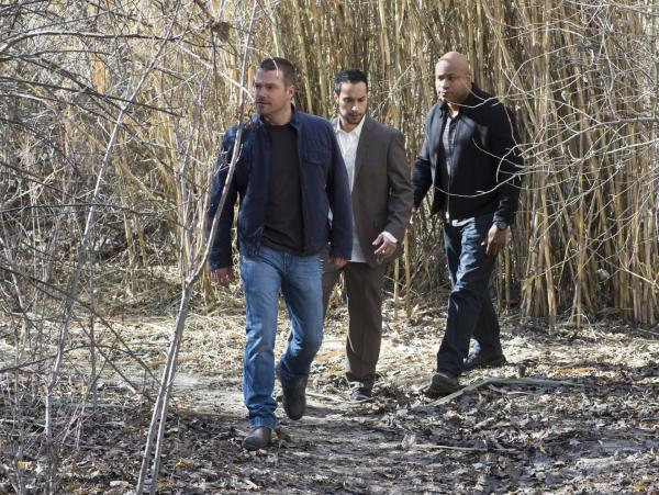 Bild 1 von 12: Callen (Chris O'Donnell, l.) und Sam (LL Cool J, r.) werden in eine Falle gelockt und von einer IS-Zelle, die in Los Angeles operiert, entführt. Dort treffen sie auf Martin Smair (Jaylen Moore, M.), der sich als Mitgefangener ausgibt. Doch können sie ihm wirklich trauen?