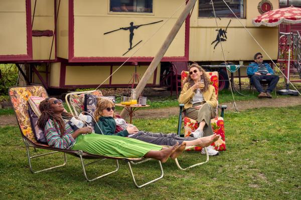Bild 1 von 8: Nikita (Karmela Shako, l.) konnte Lena (Anna Schimrigk, M.) davon überzeugen, dass Amelie (Eva Luca Klemmt, r.) ihre Hebamme wird.