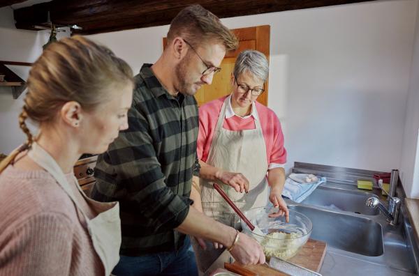 Bild 1 von 12: Sonja Müller (li) und Petra Waldraff bereiten zusammen mit Sören Anders die Schupfnudeln zu.