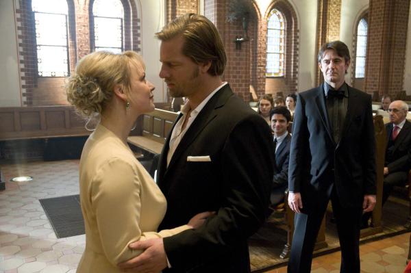 Bild 1 von 20: Als Mick (Henning Baum, M.) das Comeback-Konzert von Bruce Springsteen sausen lässt und stattdessen bei der Trauung von Lisa (Floriane Daniel, l.) und Roland Meisner (Robert Lohr, r.) auftaucht, nimmt die Veranstaltung eine unerwartete Wendung ...