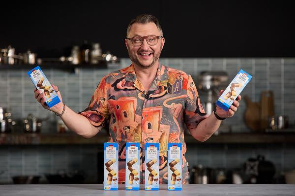 Bild 1 von 12: Die Schokoröllchen Vollmilch von Aldi stammen aus dem gleichen Werk wie das Markenprodukt. Die sind aber deutlich günstiger. Wie Aldi das schafft, zeigt Sebastian Lege.