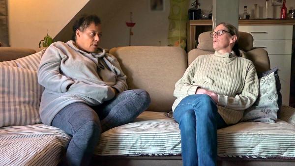 Bild 1 von 2: Jannie (li.) und Sandra kennen und verstehen sich gut. Trotzdem gibt es etwas, dass Jannie ihrer Freundin bislang noch nie erzählt hat..