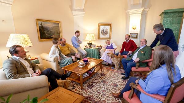 Bild 1 von 3: Johann-Philipp Spiegelfeld mit (v.li.) Vincenz Tacoli, Huberta Tacoli, Ludovico Tacoli, Clemens Tacoli, Hedwig Tacoli, Federico Tacoli, Alexander Tacoli, Valentina Aichelburg-Rumerskirch.