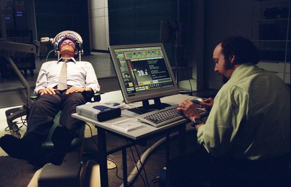 Bild 1 von 3: Der Ingenieur Michael Jennings (Ben Affleck) arbeitet im Bereich des Reverse Engineering und unterzieht sich einer Gedächtnislöschung.