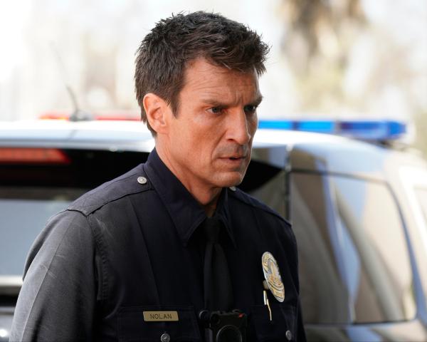 Bild 1 von 1: John Nolan (Nathan Fillion) ist auf dem Weg zu einem Einsatz.