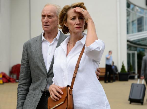 Bild 1 von 11: Stephen Traynor (Charles Dance, l.); Camilla Traynor (Janet McTeer, r.)
