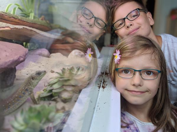 Bild 1 von 4: Ella (v.), Till (h.) und ihre Eidechse