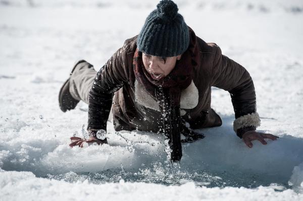 Bild 1 von 16: Im Bild: Panisch realisiert Sabine Moser (Janina Hartwig), dass ihr Sohn Karl  im Eis eingebrochen ist.