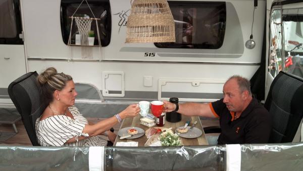 Bild 1 von 4: Nicole und Sascha Fingerhuth geniessen ihr Frühstück