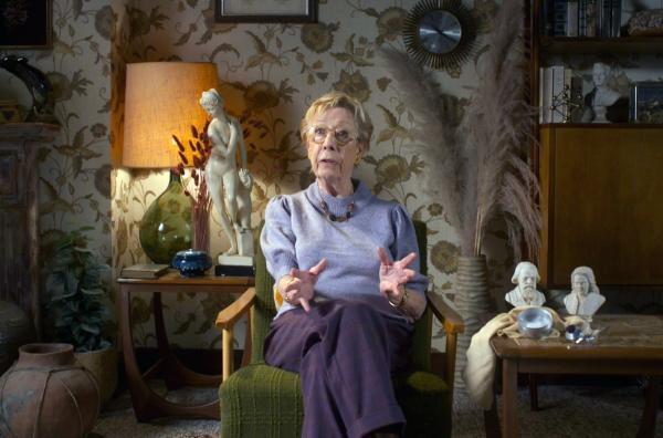 Bild 1 von 3: In dieser Folge erzählen die Rentnerinnen von einer jungen blonden Frau, die wegen einer Blinddarmentzündung ins Krankenhaus kommt.