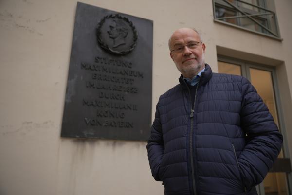 Bild 1 von 3: Harald Lesch auf den Spuren der Intelligenz: auf seiner Reise besucht er das Maximilianeum in München. Neben dem Bayerischen Landtag gibt es hier auch ein Studentenwohnheim für Stipendiaten. Ist es allein die Intelligenz, die zählt?