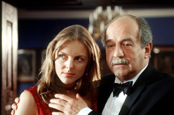 Bild 1 von 1: Im Bild: Annika Pages (Enkelin), Otto Schenk (Friedrich Hoffmann).