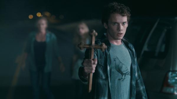 Bild 1 von 19: Bewaffnet mit einem Kruzifix will Charley (Anton Yelchin) Jerry auf seinem blutigen Beutezug stoppen. Doch so einfach lässt sich ein Vampir nicht in die Schranken weisen ...