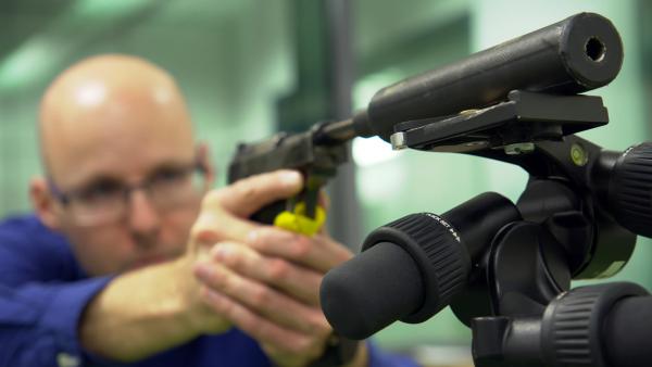 Bild 1 von 3: Am 13. Juni 2012 schießt der Autobahnschütze zum ersten Mal mit dem Kaliber 9 mm. 2013 nehmen Ermittler des Bundeskriminalamts ihn fest.